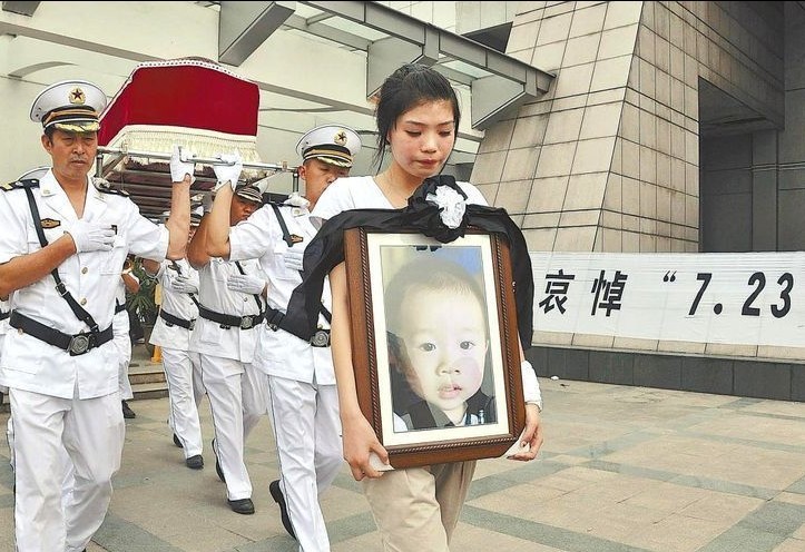 温州动车事故:3岁遇难者的葬礼(组图)
