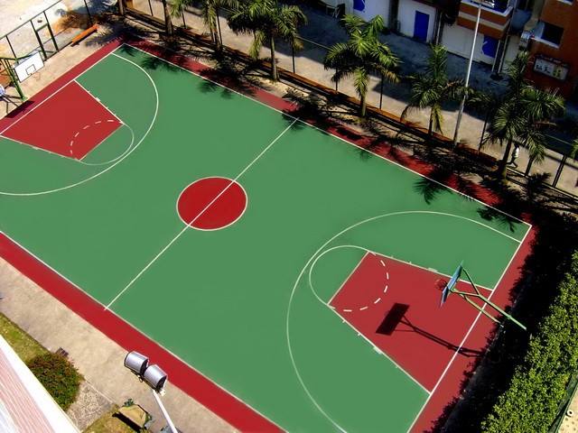 “篮球场之争”拷问城市管理智慧