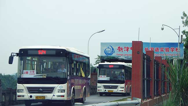 成都新津县三部门联合 “定制公交”只为孩子上学路