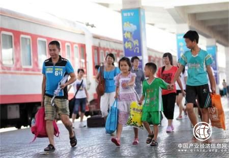 2017中国铁路暑运拉开帷幕 预计发送旅客5.98亿人次