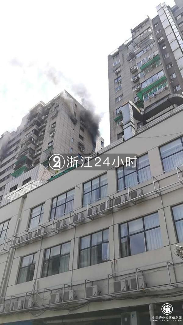 突发！浙江杭州庆春路一大厦16楼起火，有消防战士中暑送医