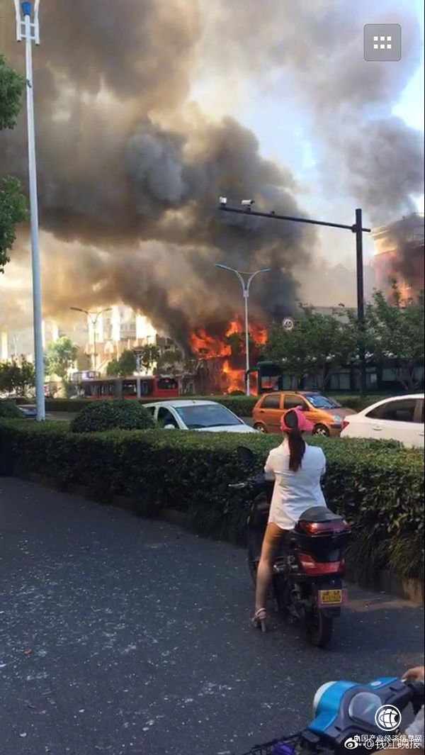 杭州一街边餐馆煤气瓶爆炸，路过公交车玻璃全碎至少1人伤重