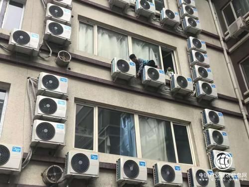 整治前，该出租房屋外墙墙面挂满了外机。北京市消防局 供图