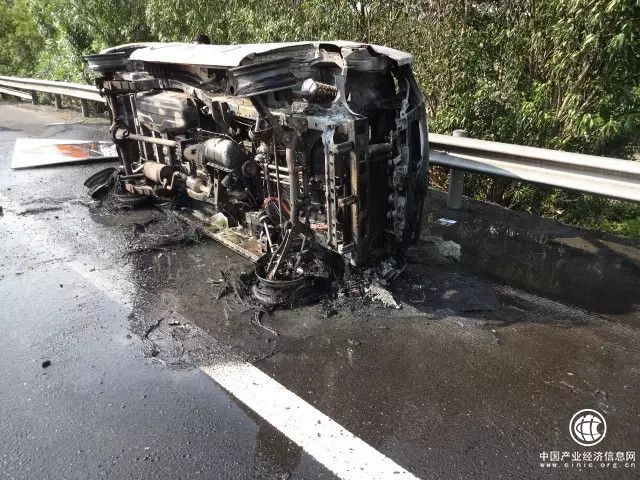 高速车祸现场：7人获救后车辆瞬间焚毁