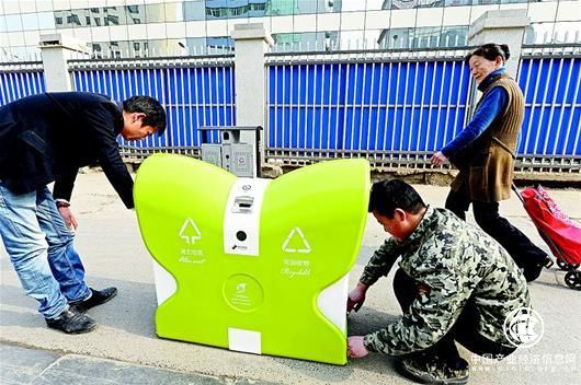 武昌城管回应“新式垃圾桶五千多元一个”：班长故意说贵的