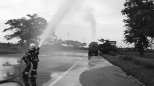 罐车泄漏喷4米高白气葫芦岛消防成功处置
