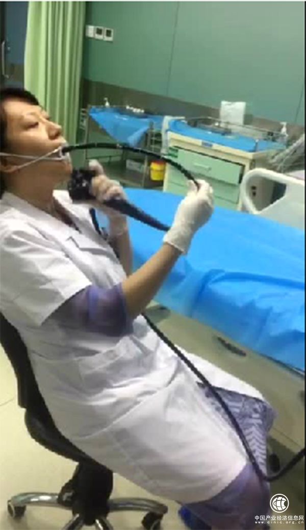 山东一女医生为体验患者感受给自己做胃镜，央媒点赞