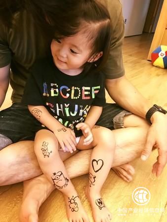 贾静雯要崩溃了 咘咘全身被爸爸画满“刺青”
