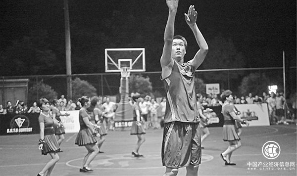 杭州一镇小伙篮球比赛广场舞大妈客串篮球宝贝：一直和谐相处