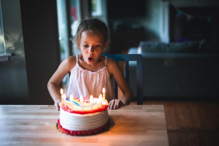 美研究发现：吹生日蜡烛会让蛋糕上的细菌增加14倍