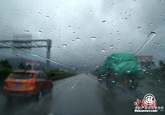 福州车辆在大雨中出行。当日14时26分，福建省气象台继续发布暴雨橙色预警信号。张斌 摄
