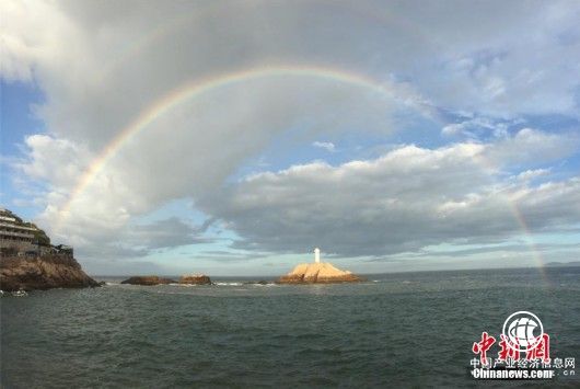 浙江舟山东极岛现“双彩虹”美景