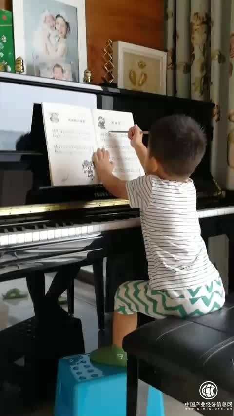胡可晒小儿子弹钢琴 边弹边画谱子十分专业