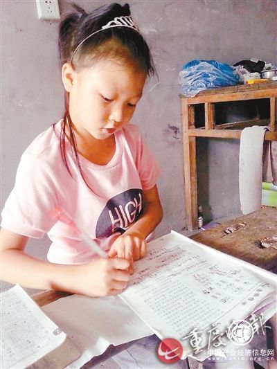 10岁女孩刘孝顺 每天做着和自己名字一样的事