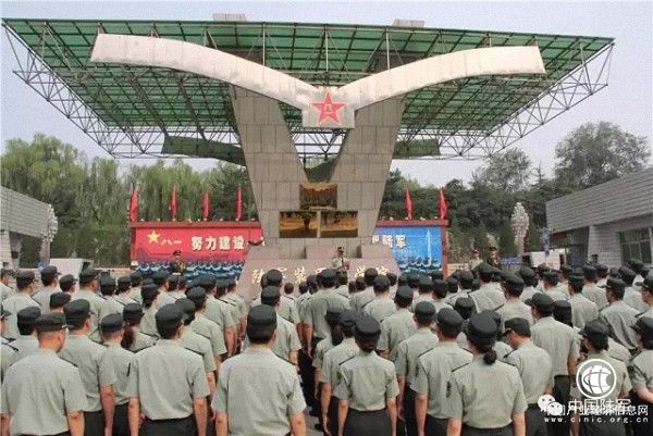 陆军装甲兵学院今日举行揭牌仪式,徐航、杨戈