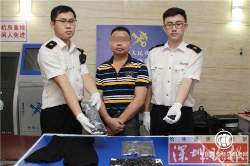 中年男子穿女士安全裤绑藏走私5千个SD卡