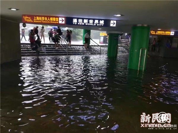 沪强降雨致人民广场下沉式广场地下通道严重积水，目前已清理