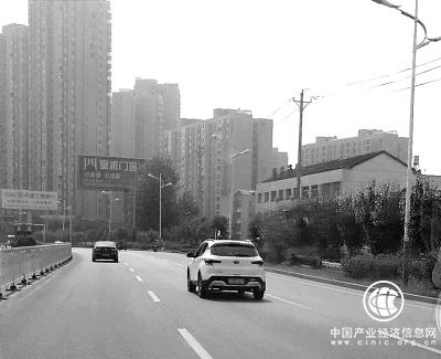 武汉一司机边打吊针边开车惊呆路人，警方：涉嫌危险驾驶