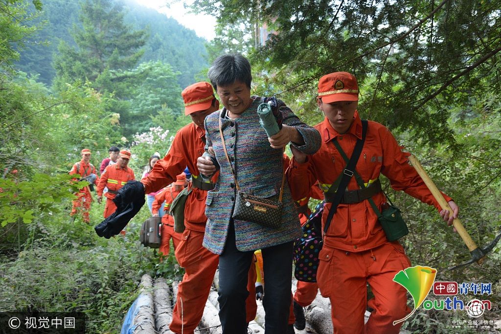 四川九寨沟地震：森林中队官兵转移被困群众