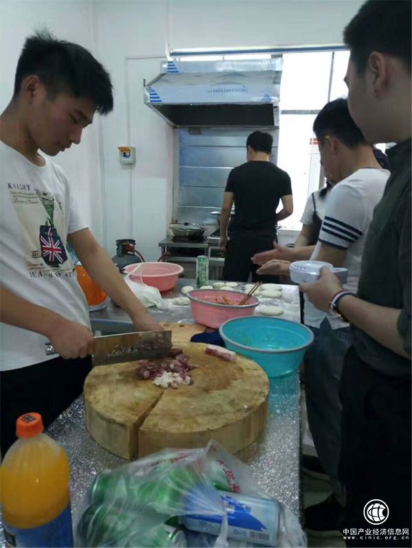 湖北大学大四生创办“共享厨房”：十元用一次，学校审核食材
