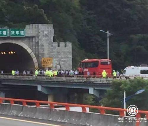 陕西致36死车祸隧道设计存争议:三车道骤变两车道