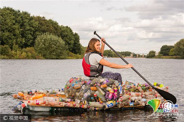 女孩收集废弃塑料瓶造筏子 增强人们环保意识