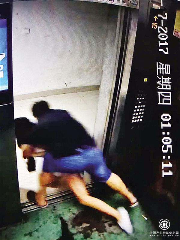 广西女子电梯里遭遇“咸猪手”，涉事男子系邻居被警方行拘