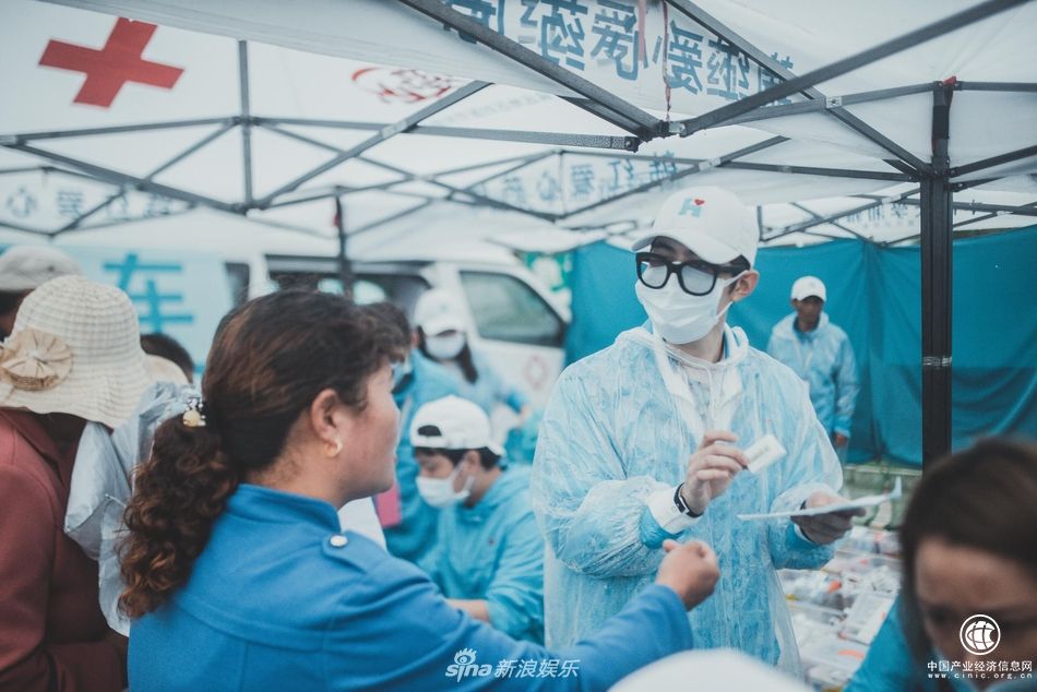 陈学冬助力公益雨中疾走不停歇 心情未受影响