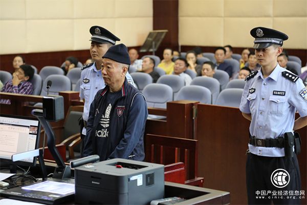 凉山州政府原办公室副主任杨彬受审，涉贪污受贿210余万元 