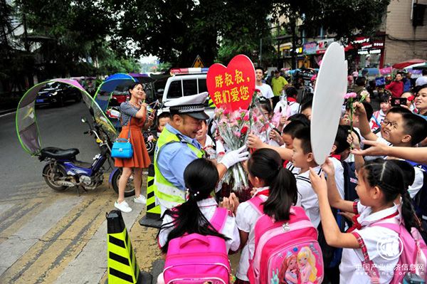 重庆58岁“网红”警察重返小学执勤，市民曾写信希望其返岗  