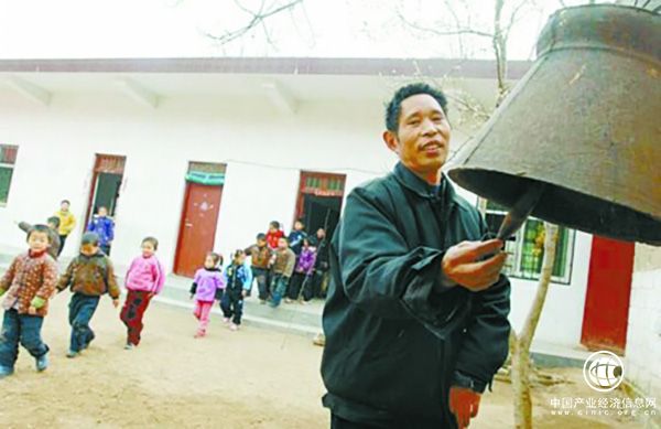 河南一教师修校舍累偏瘫，妻子坚持16年翻山越岭背他去教书  