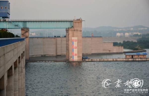 丹江口水库水位突破原坝坝顶高度，新坝体开始挡水