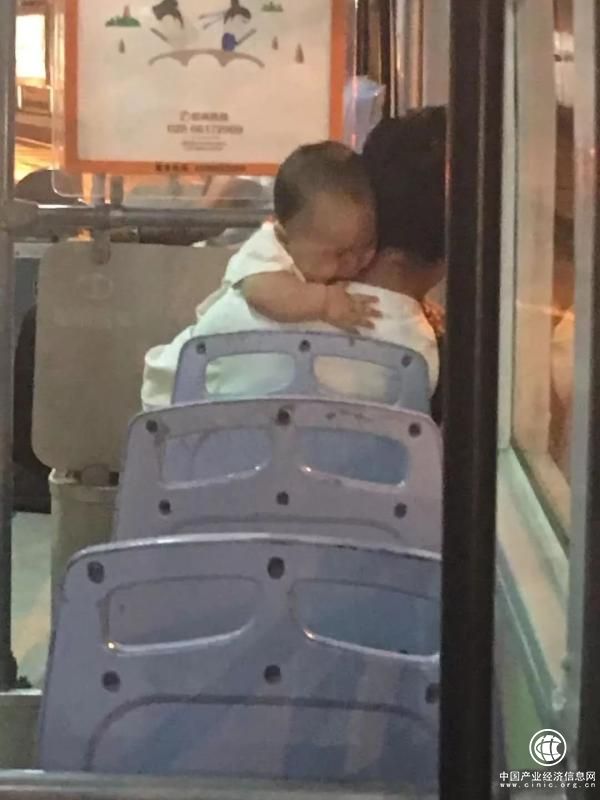 因公交车上婴儿衣着单薄起疑，成都客运段女车长智救被拐儿童