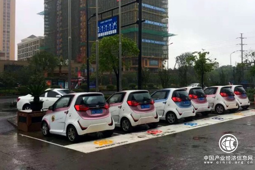 500辆彩虹车亮相街头 杭州市民体验共享汽车热情高涨