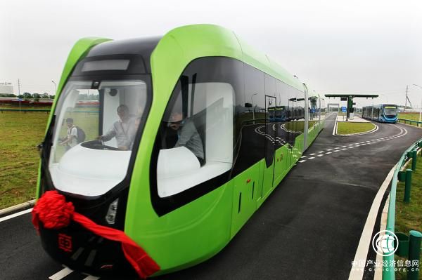 湖南株洲解密全球首列智轨列车：为何能一路绿灯，可自动驾驶仍配司机