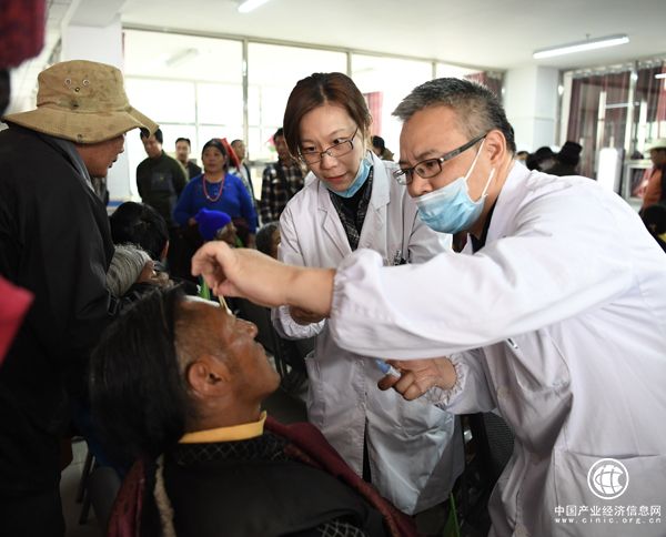 上海医生赴青海果洛诊疗，为45名藏族同胞免费做白内障手术
