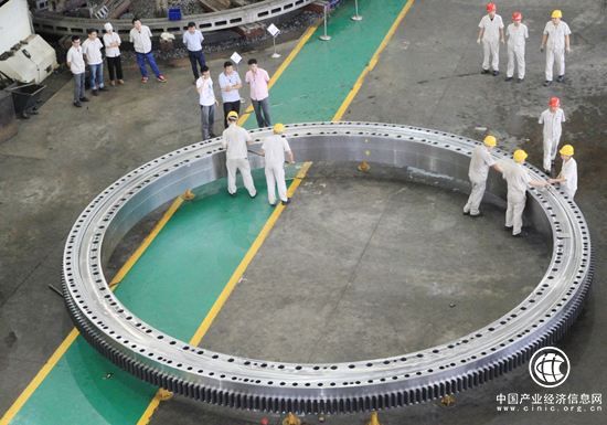 中国最大剖分式特大型转盘轴承在洛轴下线