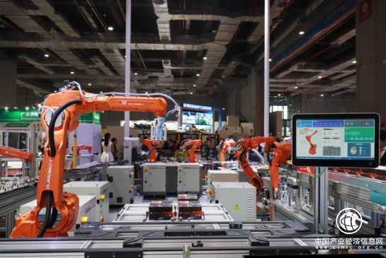 三套应用 一个工厂，国产机器人向外国机器人“亮剑”