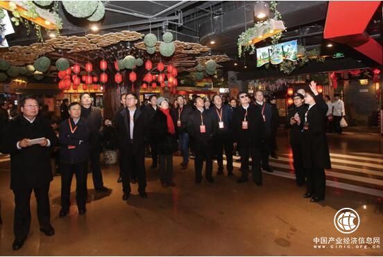 光耀东方总裁李贵杰陪同30省领导参观食宝街