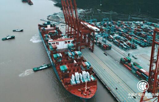 国产20000箱超大型集装箱船成功交付