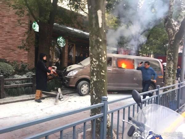 上海一面包车撞人:驾驶员车内吸烟引燃车辆 17人受伤