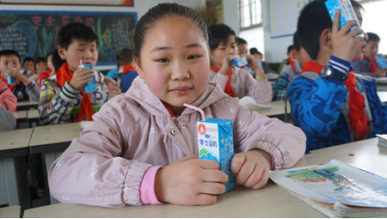 君乐宝“学生饮用奶计划”公益传递品牌正能量