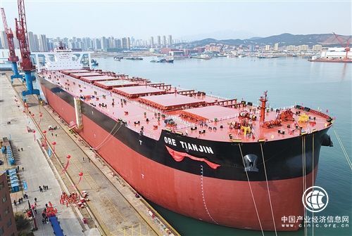 新型40万吨超大型矿砂船在青岛交付