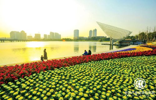 江苏扬州：一城公园一城绿 幸福生活奋斗来