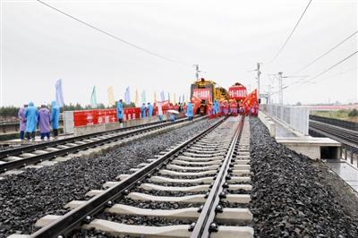 内蒙古连接东北地区首条高铁全线铺通
