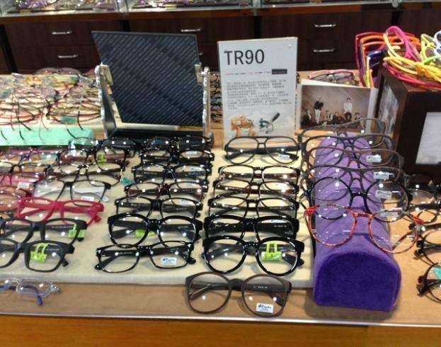 进价几十元卖几百元 消费者抱怨眼镜高利润却无选择