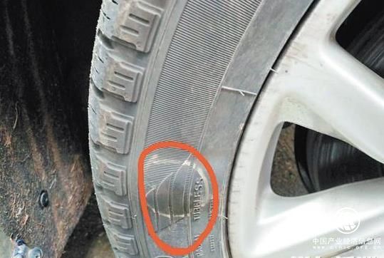 三个月新车轮胎鼓了个包 4S店:不换 律师:有权