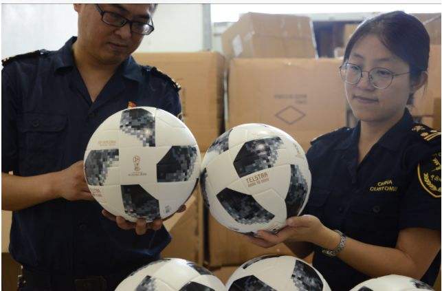 知识产权：杭州海关查获侵权世界杯足球