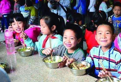 教育部：农村学生营养餐覆盖全国29省惠及3700万人