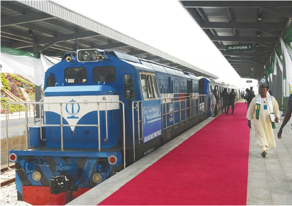 中企承建并运营的西非首条城铁正式通车
